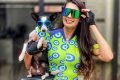Tutor leva cachorro na moto com óculos de proteção e encanta web