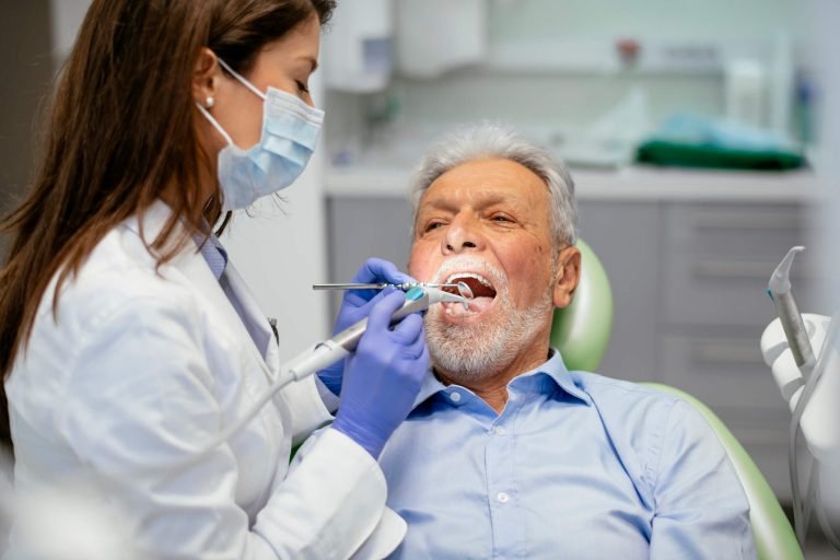 Fotografia colorida de idosos no dentista