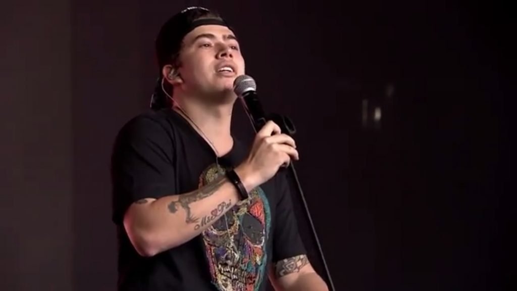 Whindersson segura microfone enquanto se apresenta em palco-Metrópoles