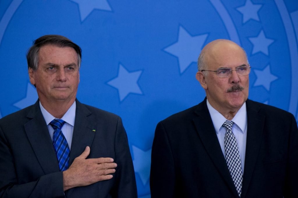 Bolsonaro e Milton Ribeiro assinam novo reajuste para professores da educação básica 0
