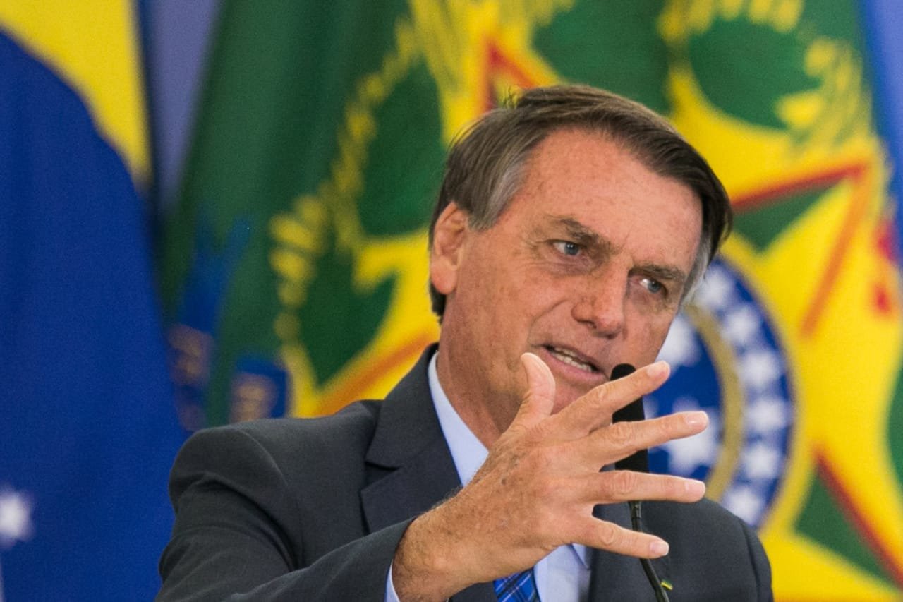 Bolsonaro discursa em evento de assinatura de reajuste para professores. Ao fundo, vê-se a bandeira do Brasil - Metrópoles