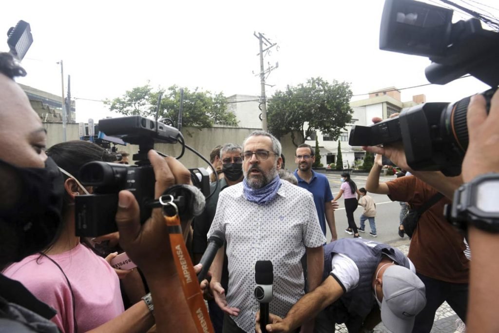 O ex-ministro da Educação Abraham Weintraub, chega na Superintendência da Polícia Federal, na zona oeste de São Paulo
