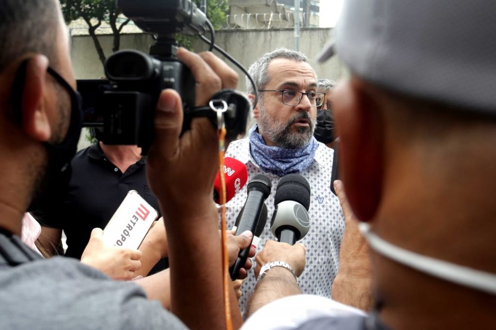 O ex-ministro da Educação Abraham Weintraub, chega na Superintendência da Polícia Federal, na zona oeste de São Paulo