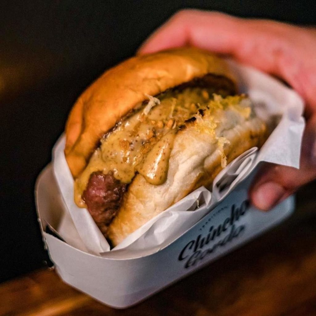 Na foto, vemos um hamburguer com molho - Metrópoles