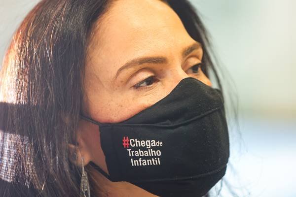 Mulher de máscara