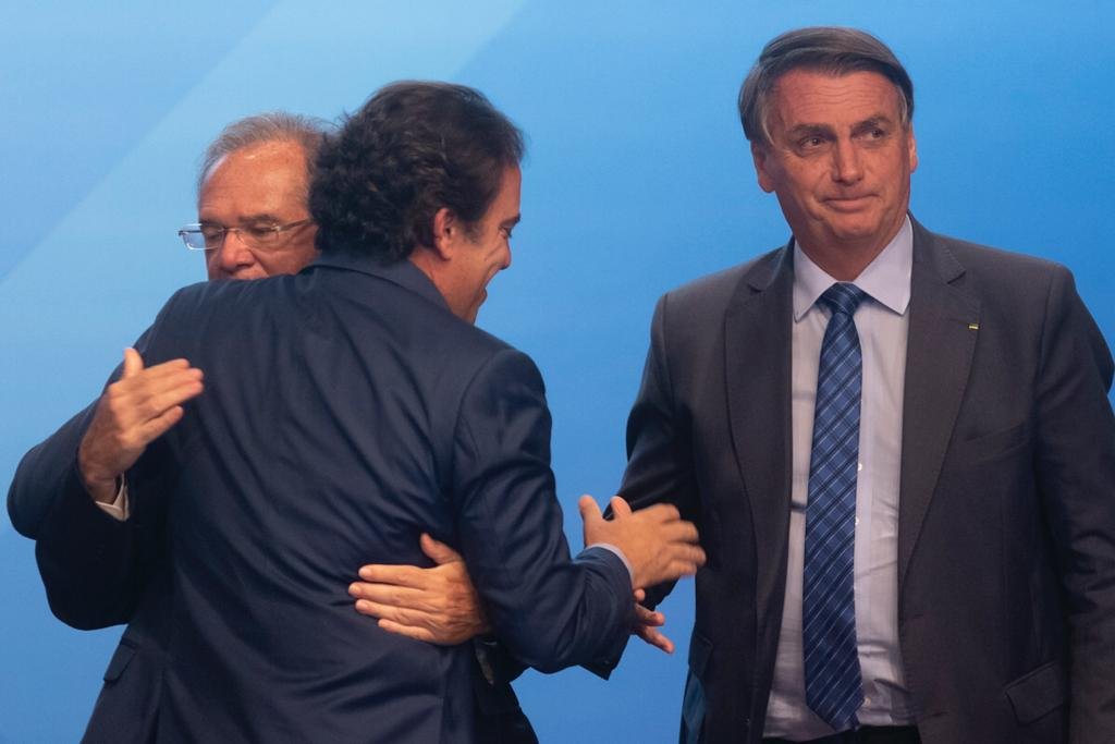 Presidente da Caixa, Pedro Guimarães e jair Bolsonaro apresentam aos ministro, Paulo Guedes, Tarcísio Gomes de Freitas e General Ramos, ações adotadas para ampliar o acesso ao crédito no país