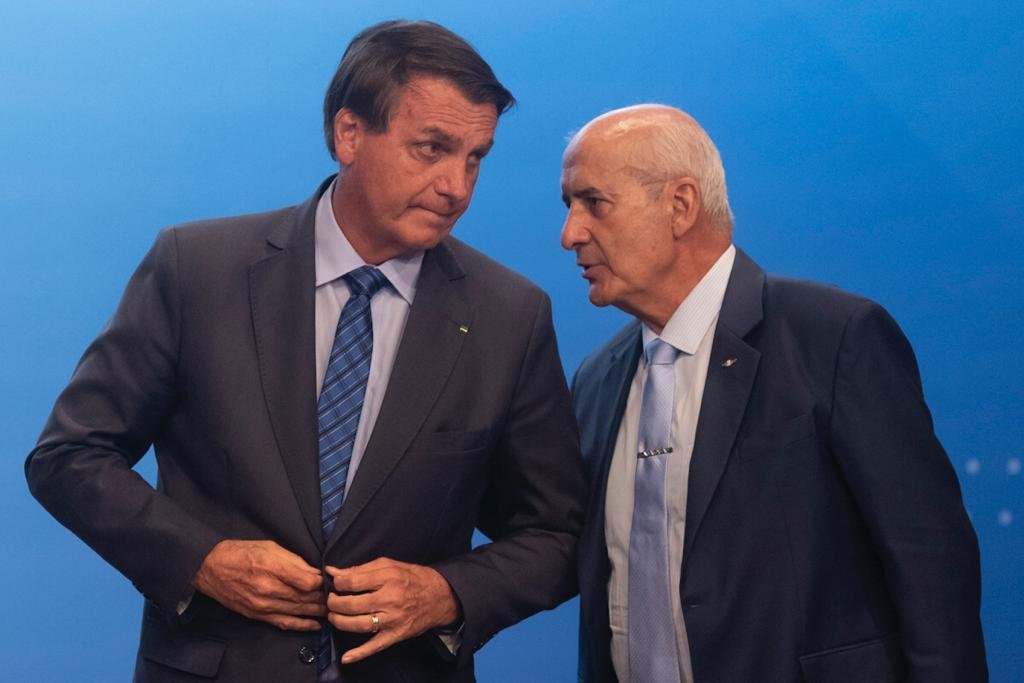 Ministro Luiz Eduardo Ramos em conversa ao pé do ouvido com o presidente Jair Bolsonaro - Metrópoles