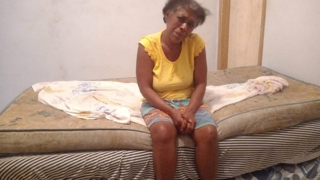 Com câncer no intestino, Maria Antonia passa o dia no quarto da casa da filha, em Goiânia, Goiás