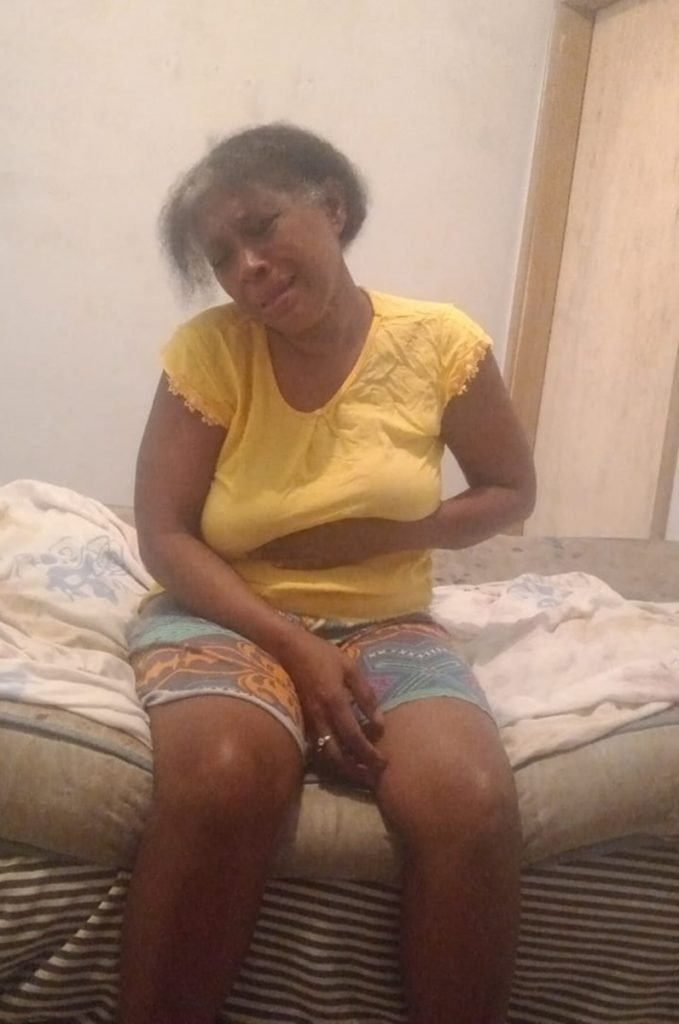 Maria Antonia sente fortes dores na região do abdômen por causa de câncer no intestino