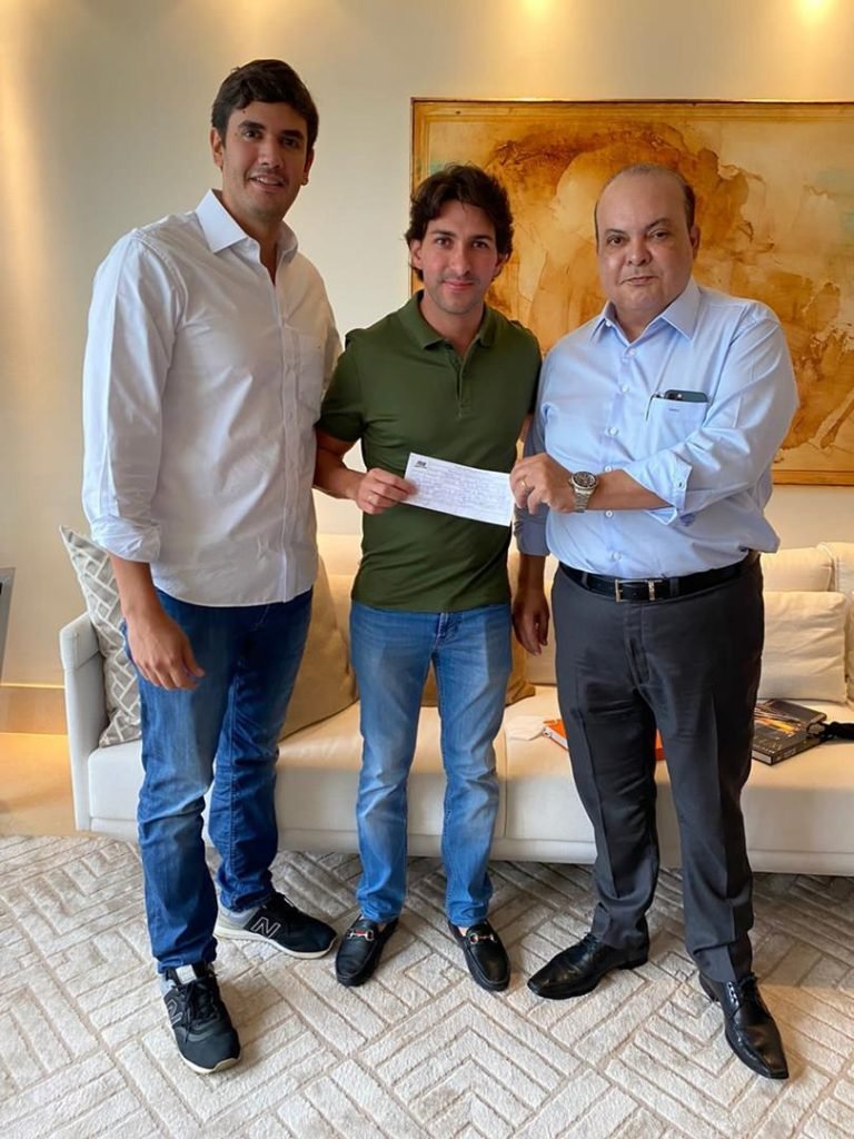 Homens de terno em sala olhando para foto