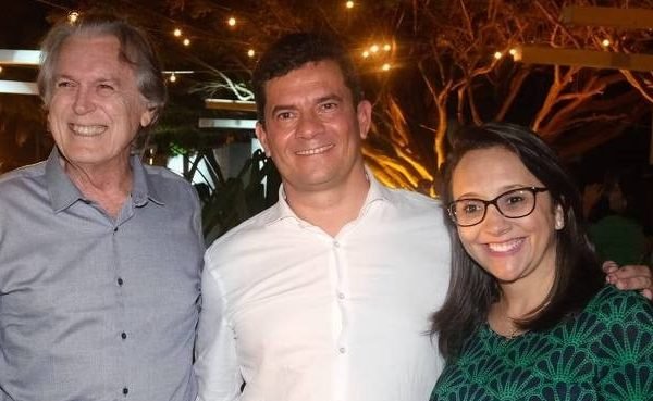 O ex-juiz Sergio Moro ao lado de Luciano Bivar, futuro presidente do União Brasil, e de Renata Abreu, presidente do Podemos