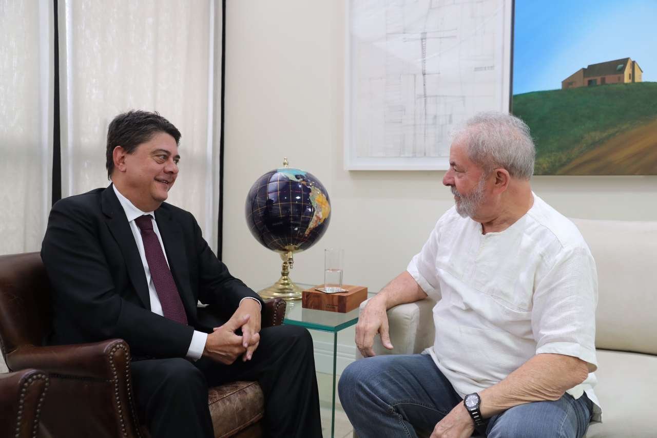 O ex-presidente Lula durante encontro com o ex-deputado Wadih Damous. Eles olham um para o outro, sentados numa sala, de forma descontraída - Metrópoles
