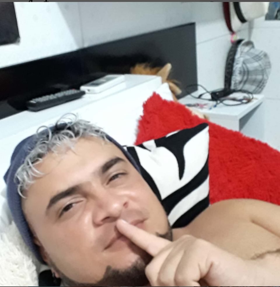 homem deitado