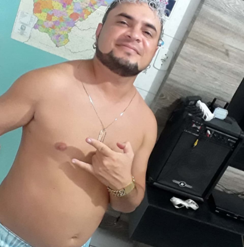 homem sorrindo