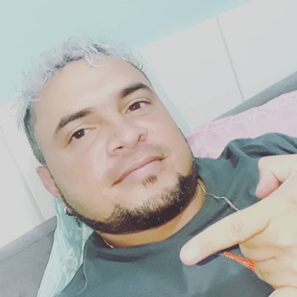 homem sorrindo