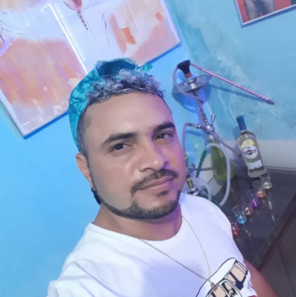 homem sorrindo