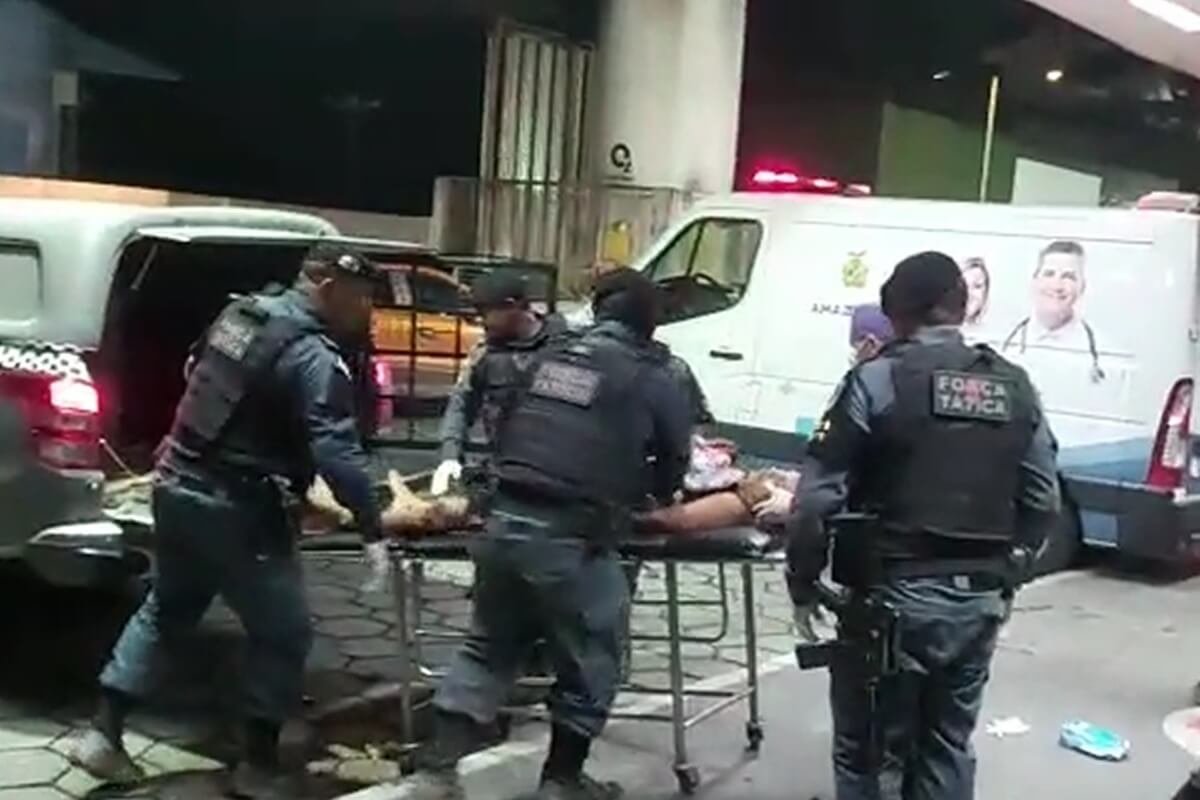homem em maca salvo por policiais de tribunal do crime em Manaus