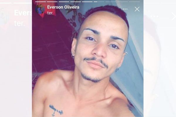 Everson Lucas Santana de Oliveira, de 23 anos, foi encontrado morto no banheiro de casa. Ele estava isolado com Covid