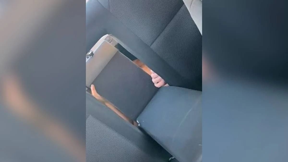 Mulher encontra homem nu “morando” no porta-malas de seu carro