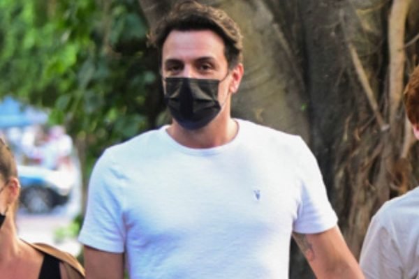 Foto do ator Rodrigo Lombardi com uma camisa branca, máscara facial preta - Metrópoles