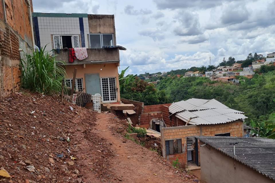 Desabamento de muro em Brasília