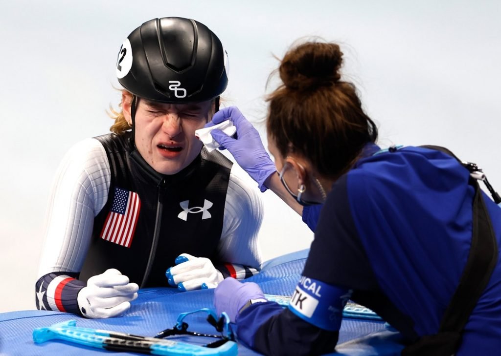 Corinne Stoddard quebrou o nariz durante eliminatórias de patins de velocidade, nos Jogos de Inverno de Pequim 2022 - Metrópoles