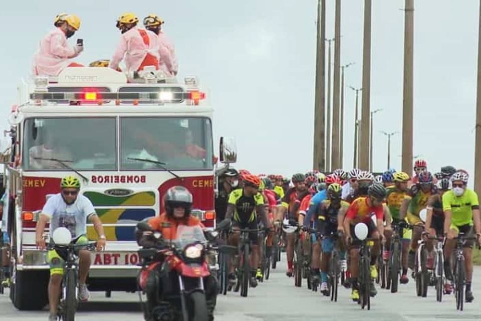 Enterro de ciclista morto
