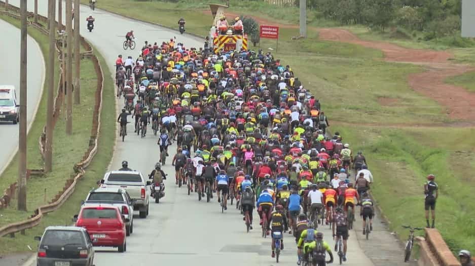 Enterro de ciclista morto
