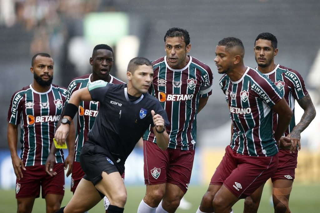 Fluminense vence o Flamengo em jogo com expulsões e confusão no fim