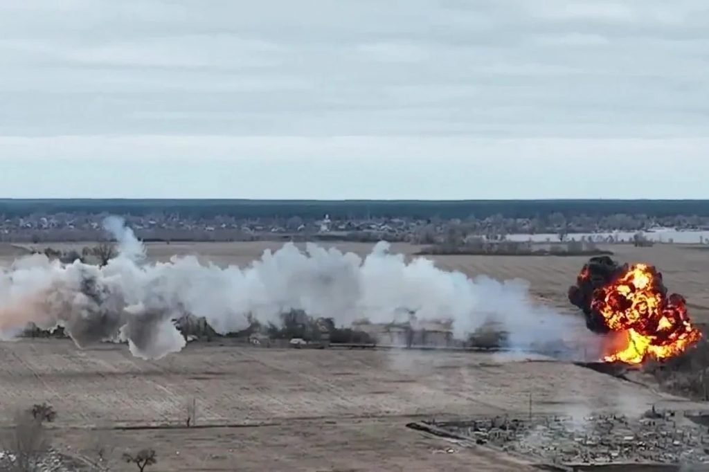 Forças ucranianas derrubadas em um ataque russo helicóptero enquanto os ataques russos continuam na Ucrânia em 05 de março de 2022