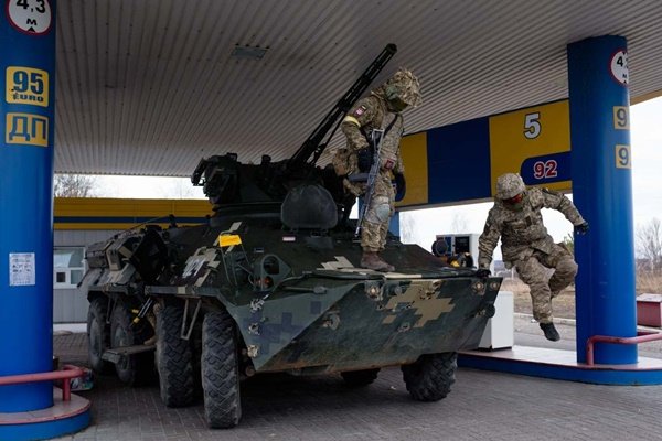Militares ucranianos fazem uma parada na estrada em 5 de março de 2022 em Sytniaky, Ucrânia