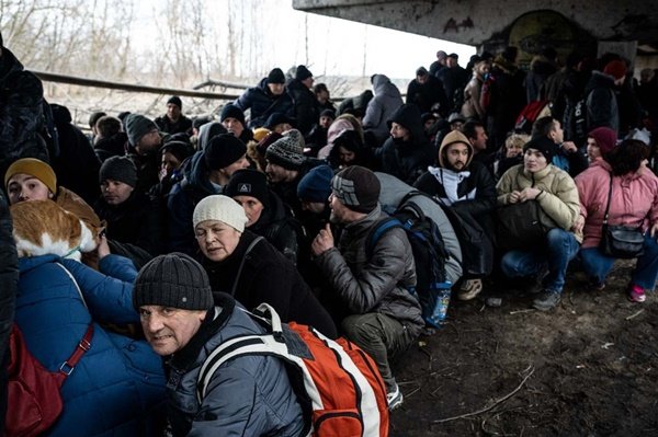 Pessoas evacuam a cidade de Irpin, a noroeste de Kiev