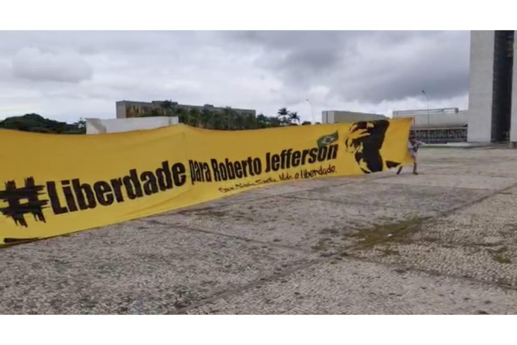 Faixa de protesto pede a liberdade de Roberto Jefferson em frente ao Planalto