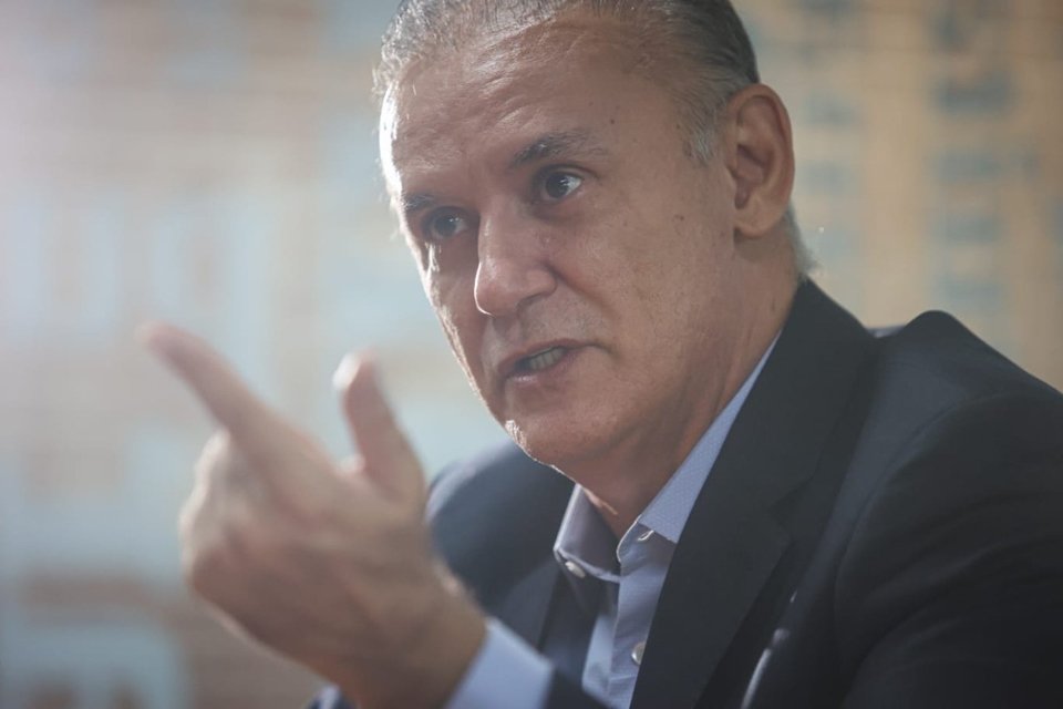 Homem de terno com o dedo indicador levantado