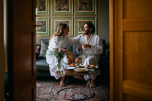 casal de roupão em hotel
