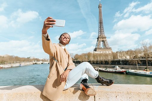 mulher fazendo selfie em Paris