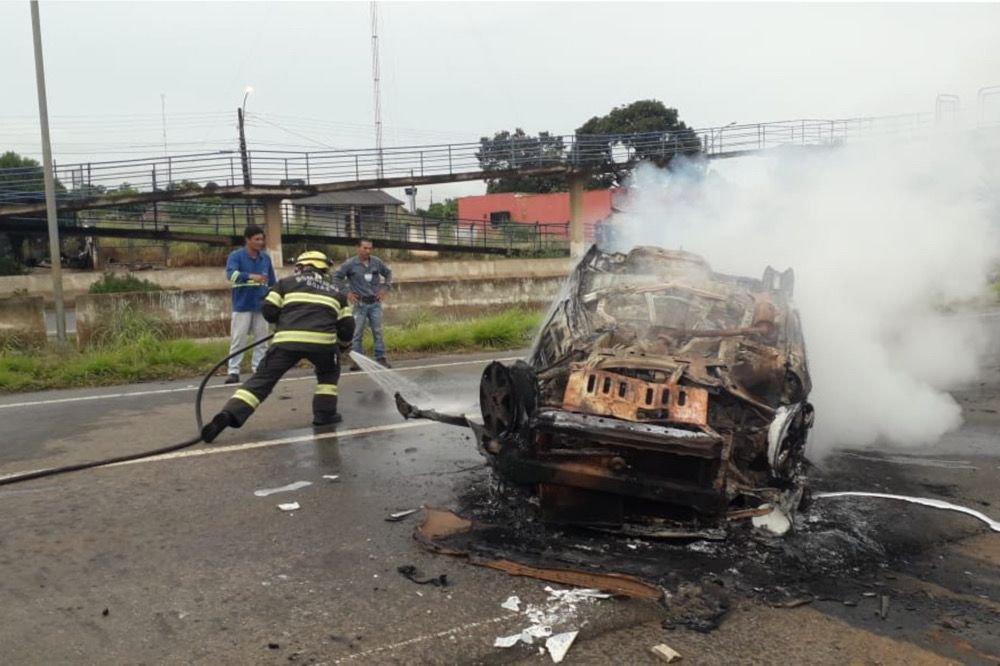 carro capota pega fogo indiara goias (5)