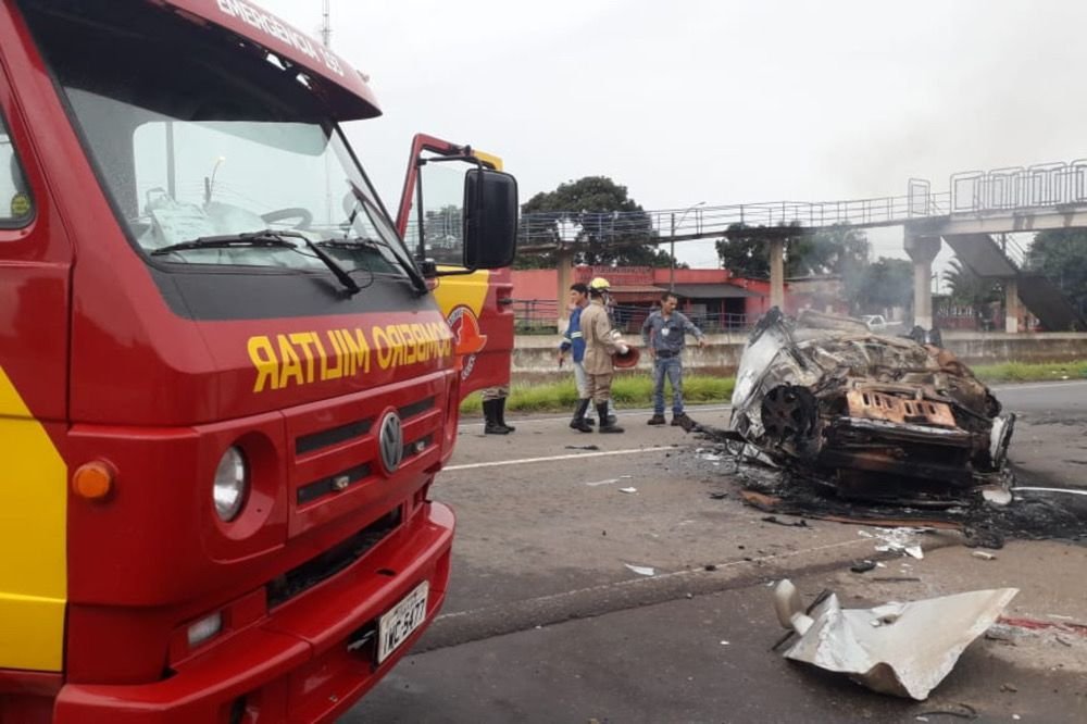carro capota pega fogo indiara goias (5)