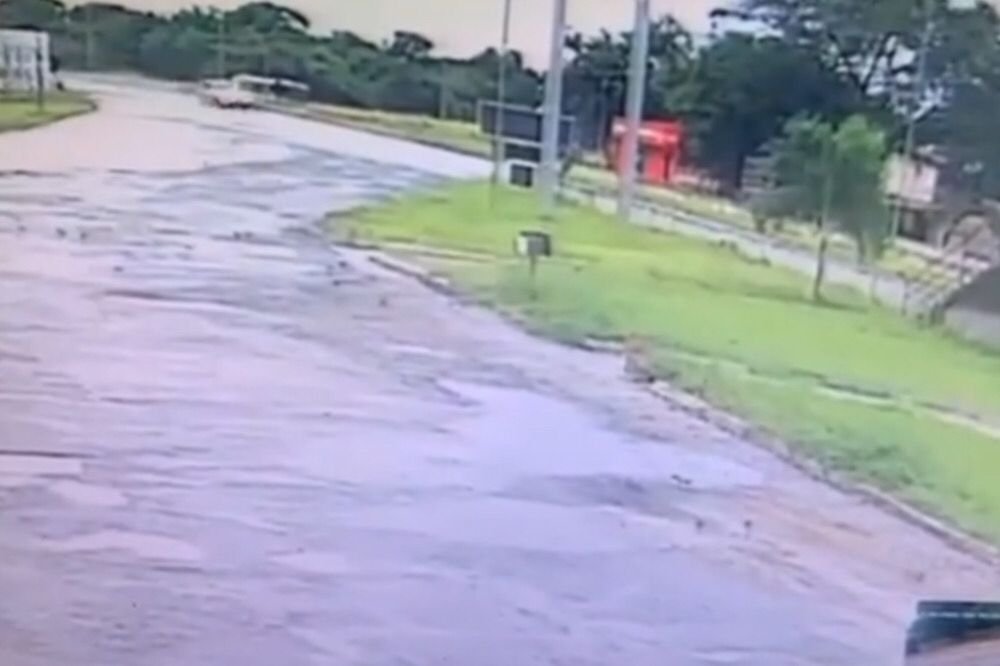 carro capota pega fogo indiara goias (1)
