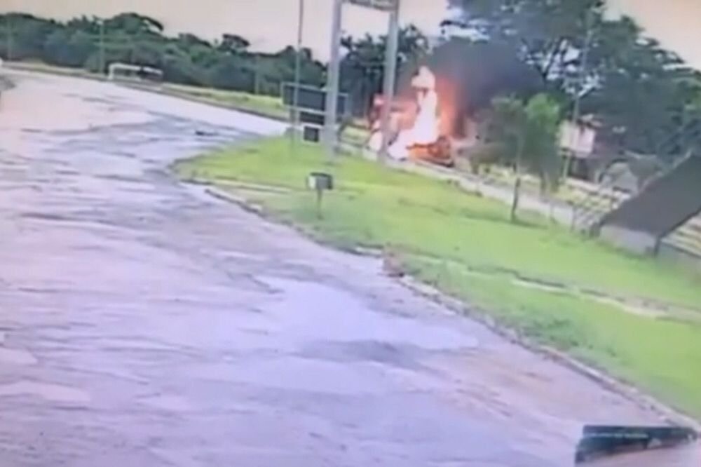 carro capota pega fogo indiara goias (1)