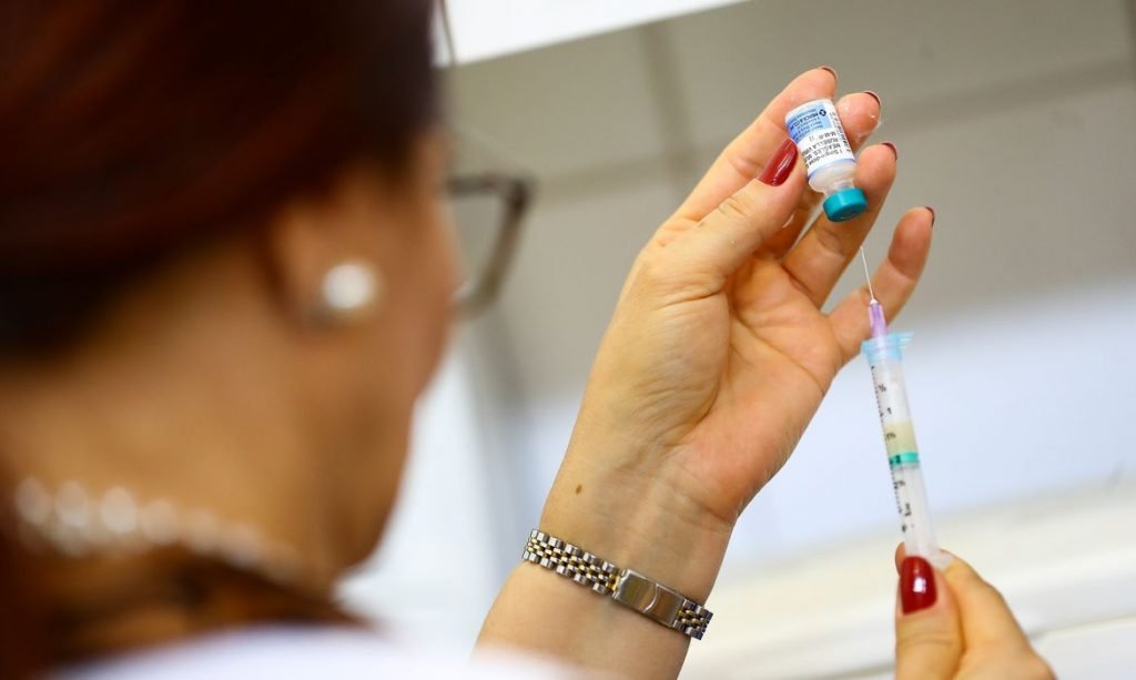 Fotografia colorida de seringa de vacina