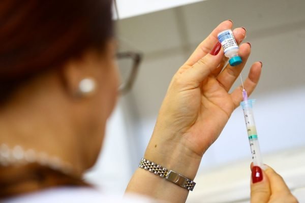 Fotografia colorida de seringa de vacina