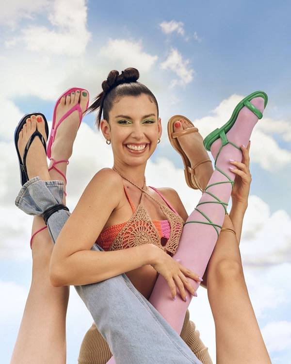 Camila Coutinho com modelos usando sandálias da coleção com a melissa