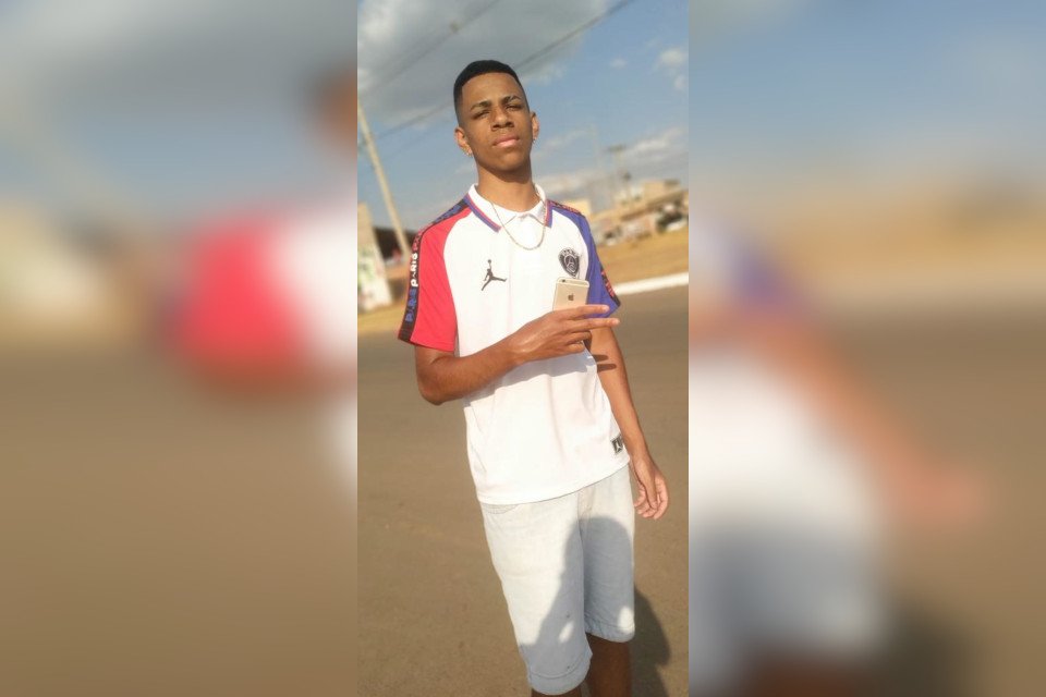 adolescente de camiseta e corrente vai