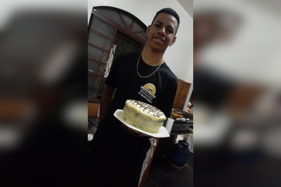 adolescente segura bolo