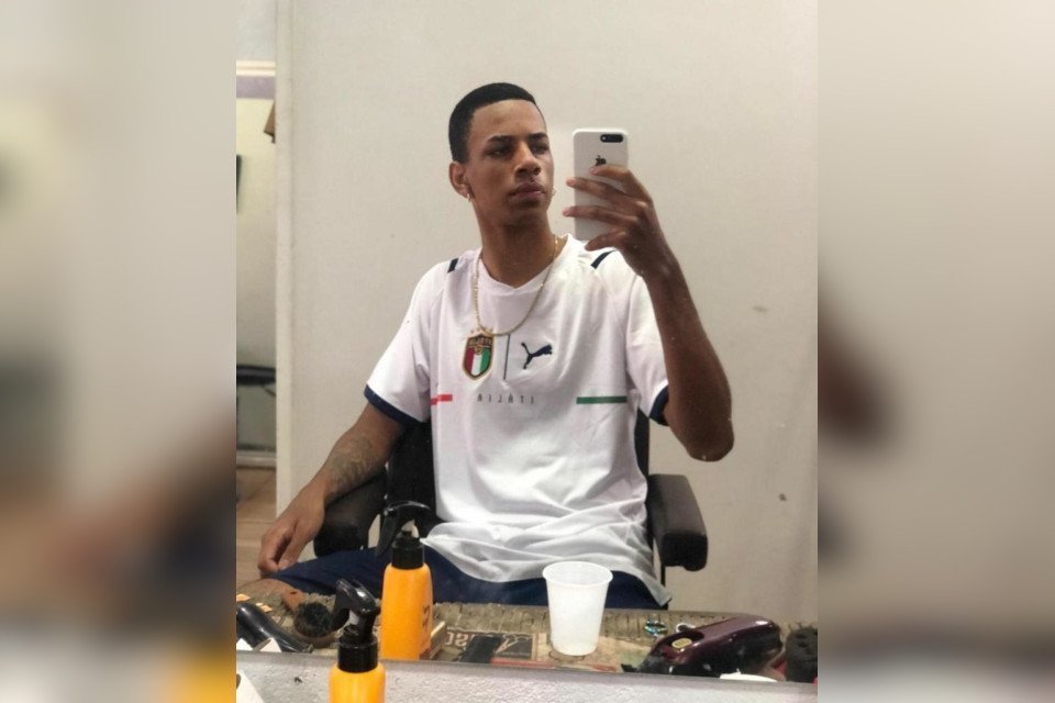 jovem tira foto em frente à espelho