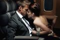 Casal quase se beijando em avião