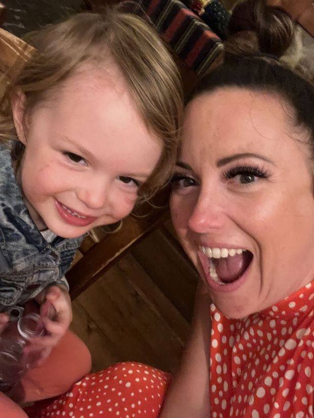 Evie Shaw e a mãe, Sam