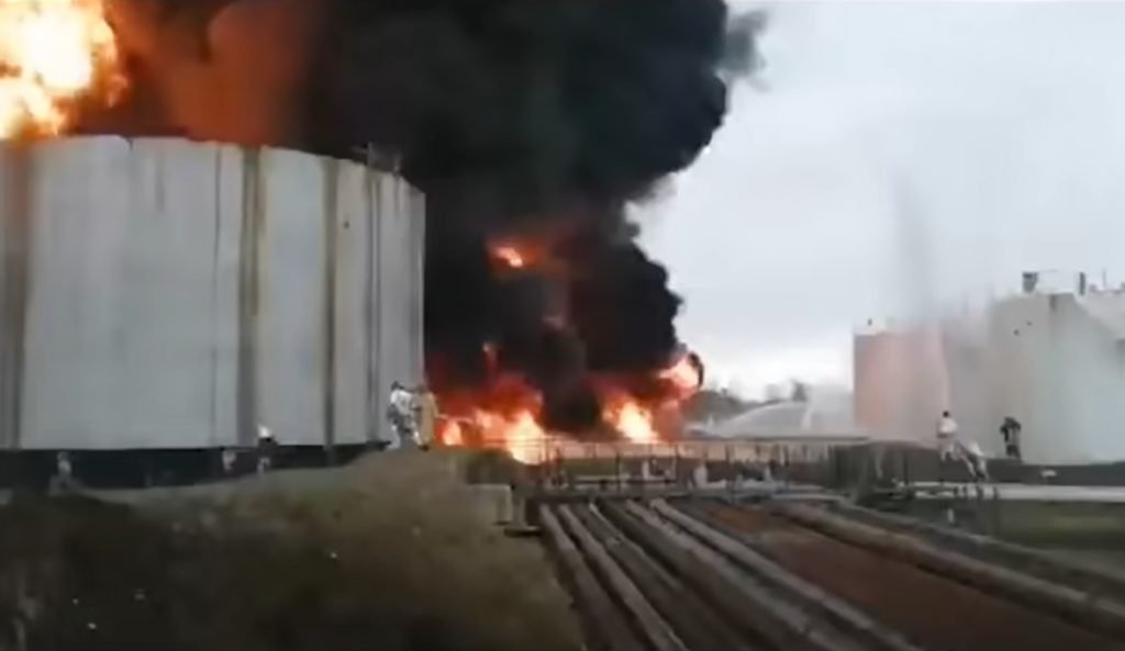 Refinaria ucraniana em chamas após bombardeios russos- Metrópoles