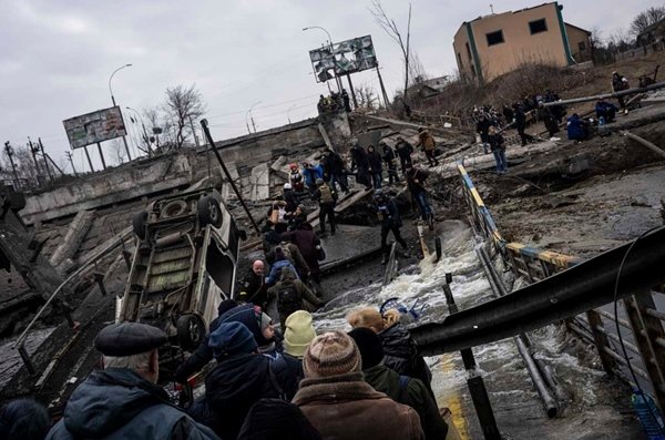 Civis continuam fugindo de Irpin devido a ataques russos em curso em Irpin, Ucrânia